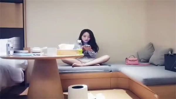 极品短裤巨乳诱惑，敏感酥胸一碰就湿，浪叫狂潮内射不止！
