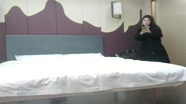 探花一哥狂操23岁极品四川嫩妹！无情巨屌内射娇羞新人私处